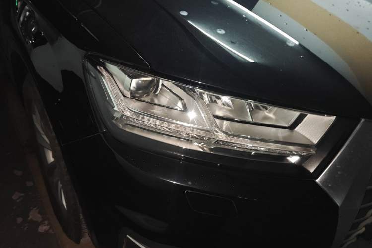 Used Audi Q7 2018 40 TFSI Comfort Model Right Front Headlight