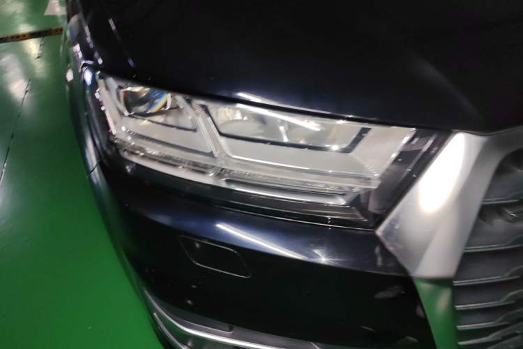 Used Audi Q7 2018 40 TFSI Comfort Model Right Front Headlight