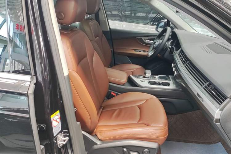 Used Audi Q7 2018 45 TFSI Technology Edition Right Front Seat
