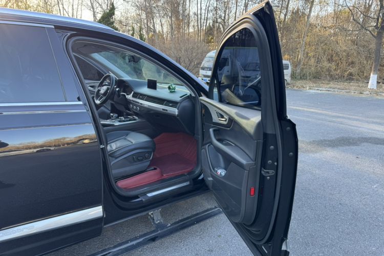 Used Audi Q7 2018 45 TFSI Technology Edition Right Front Seat