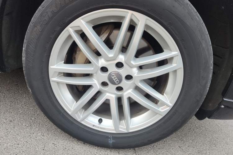 Used Audi Q7  Right Front Wheel Hub