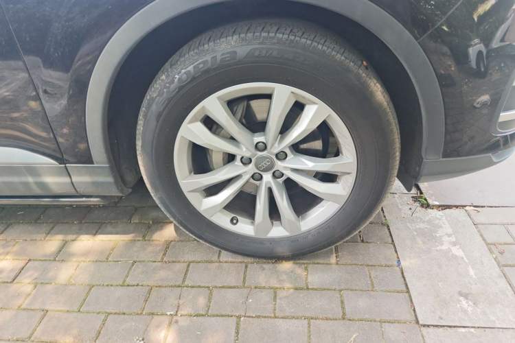 Used Audi Q7  Right Front Wheel Hub