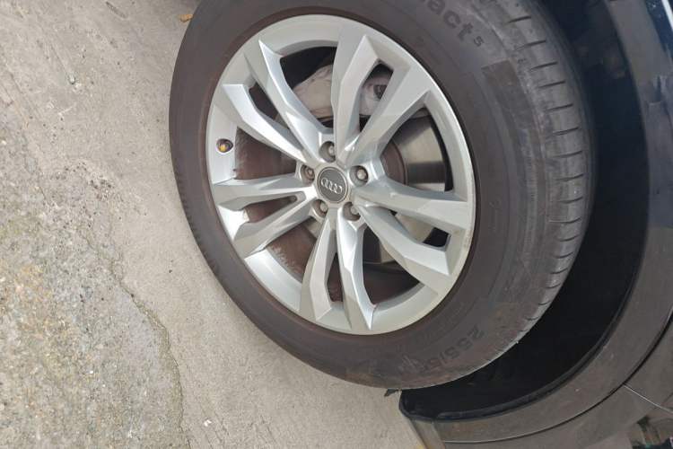 Used Audi Q7 2018 40 TFSI Comfort Model Right Front Wheel Hub