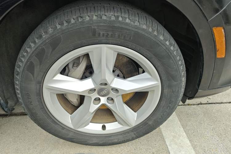 Used Audi Q7  Right Front Wheel Hub