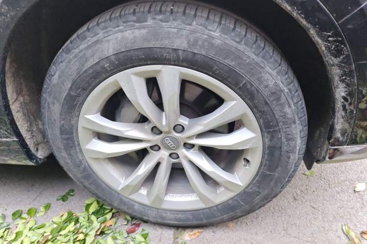 Used Audi Q7 2018 40 TFSI Comfort Model Right Front Wheel Hub