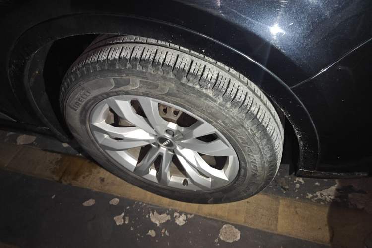 Used Audi Q7 2018 40 TFSI Comfort Model Right Front Wheel Hub