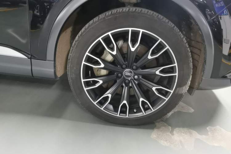 Used Audi Q7 2018 45 TFSI Technology Edition Right Front Wheel Hub