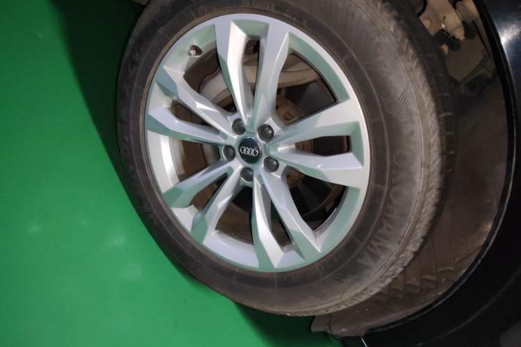Used Audi Q7 2018 40 TFSI Comfort Model Right Front Wheel Hub