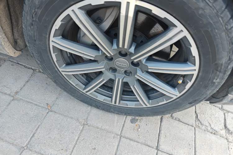 Used Audi Q7 2018 45 TFSI Prestige Edition Right Front Wheel Hub