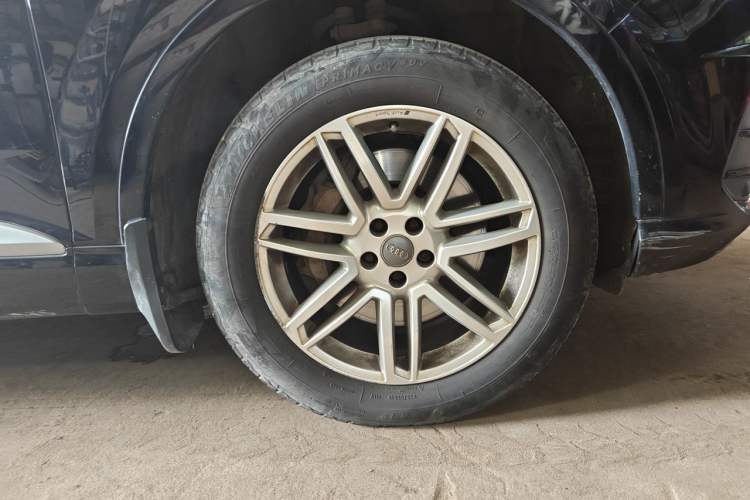 Used Audi Q7 2018 40 TFSI Comfort Model Right Front Wheel Hub
