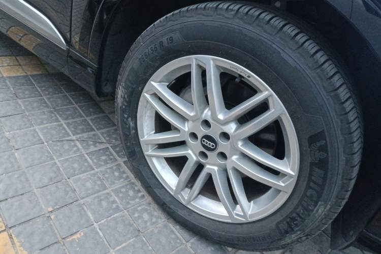 Used Audi Q7 2018 40 TFSI S line Sport Edition Right Front Wheel Hub