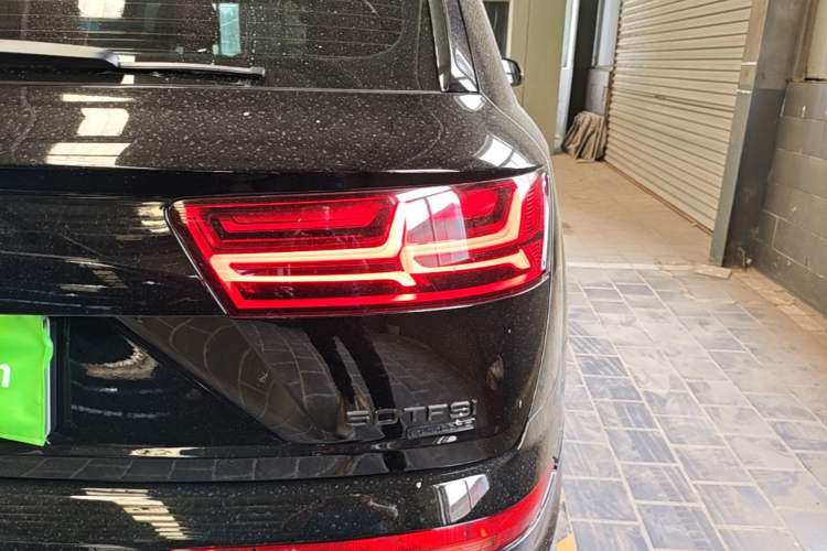 Used Audi Q7 2018 40 TFSI Comfort Model Right Rear Taillight