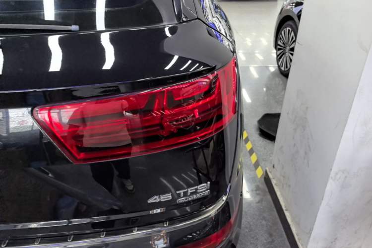 Used Audi Q7 2018 40 TFSI Comfort Model Right Rear Taillight