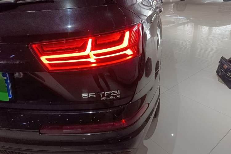 Used Audi Q7 2018 40 TFSI Comfort Model Right Rear Taillight