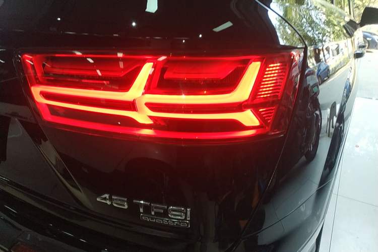 Used Audi Q7 2018 40 TFSI Comfort Model Right Rear Taillight