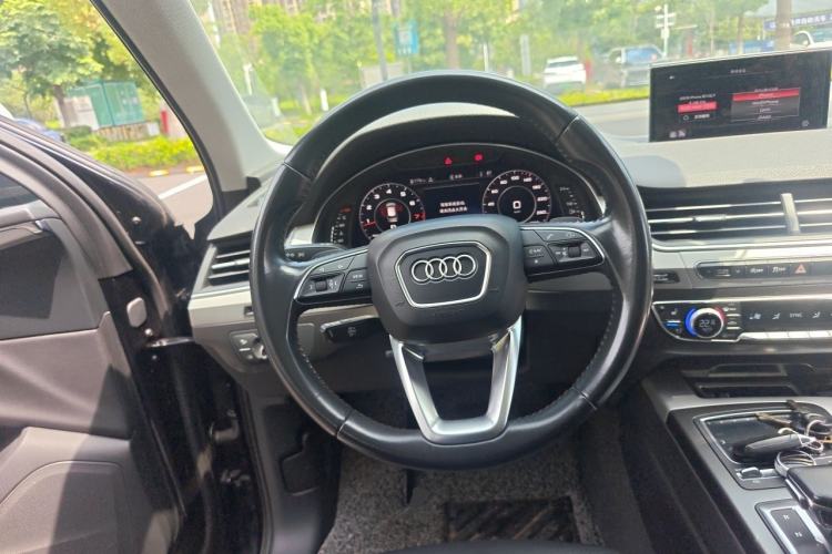 Used Audi Q7 2018 40 TFSI Comfort Model Steering Wheel