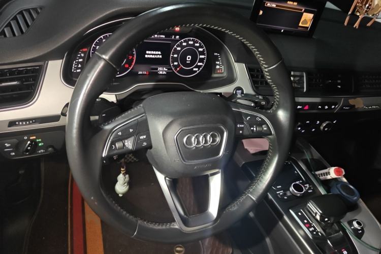 Used Audi Q7 2018 40 TFSI Comfort Model Steering Wheel