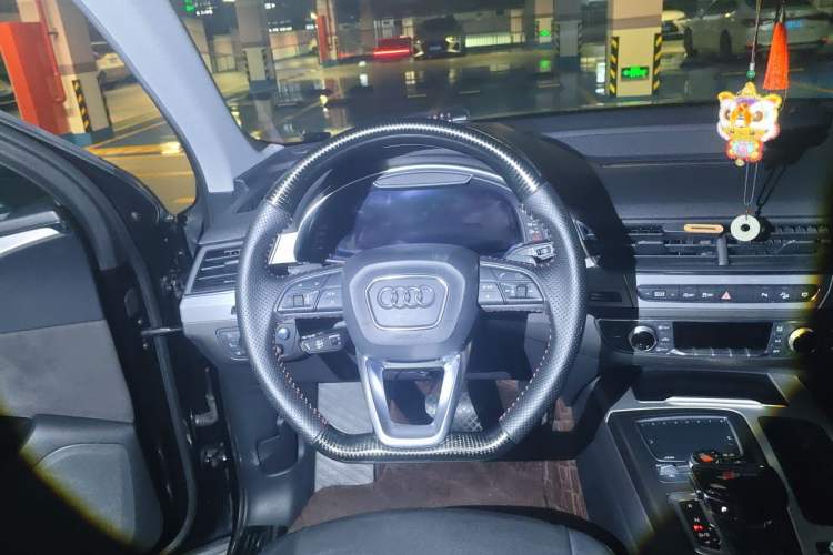 Used Audi Q7 2018 40 TFSI Comfort Model Steering Wheel