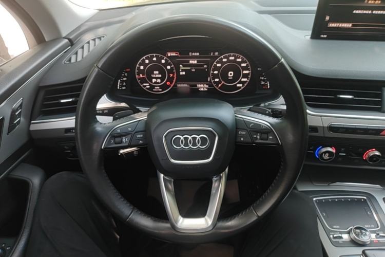 Used Audi Q7 2018 40 TFSI Comfort Model Steering Wheel