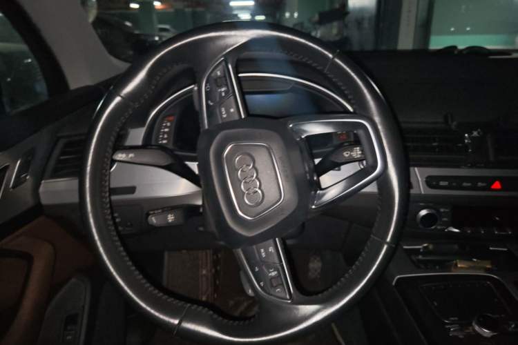 Used Audi Q7 2018 40 TFSI Comfort Model Steering Wheel