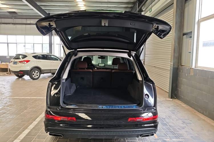 Used Audi Q7 2018 40 TFSI Comfort Model Trunk