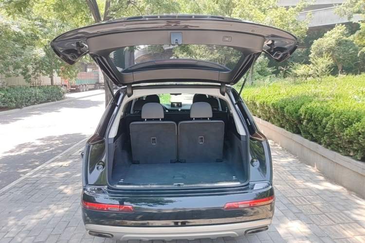 Used Audi Q7 2018 40 TFSI Comfort Model Trunk