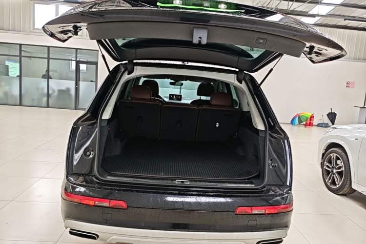 Used Audi Q7 2018 40 TFSI Comfort Model Trunk