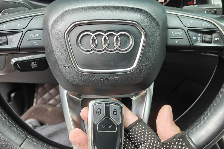Used Audi Q7 2018 40 TFSI Comfort Model Vehicle Key