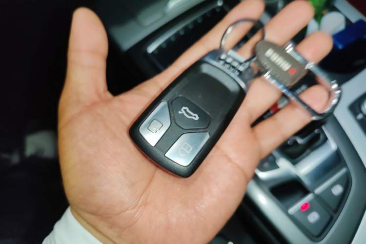Used Audi Q7 2018 40 TFSI Comfort Model Vehicle Key