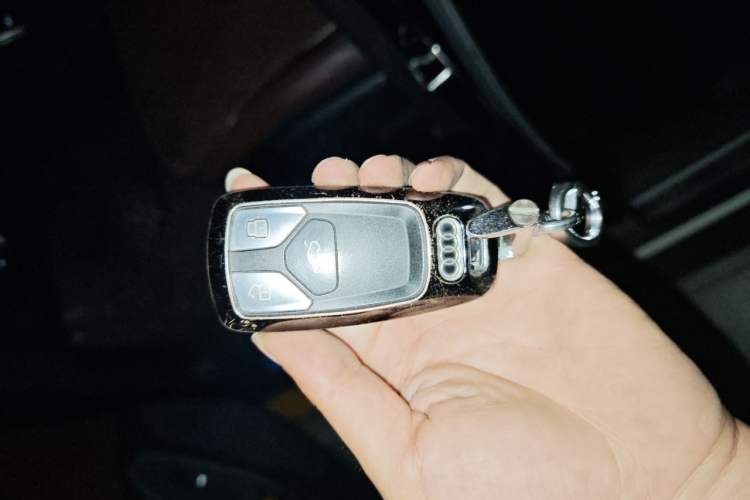 Used Audi Q7 2018 40 TFSI Comfort Model Vehicle Key