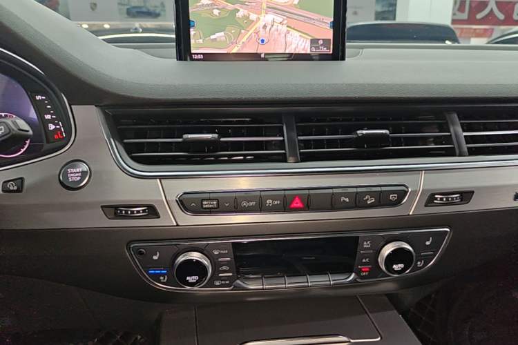 Used Audi Q7 2018 40 TFSI Comfort Model Audio And AC Panel