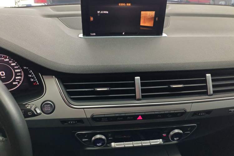 Used Audi Q7 2018 40 TFSI Comfort Model Audio And AC Panel