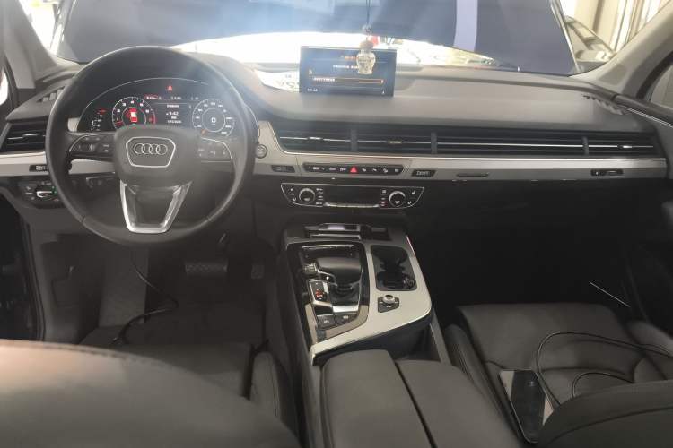Used Audi Q7 2018 45 TFSI Prestige Edition Center Console