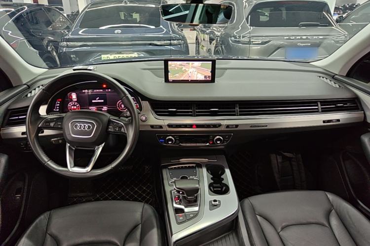 Used Audi Q7 2018 40 TFSI Comfort Model Center Console