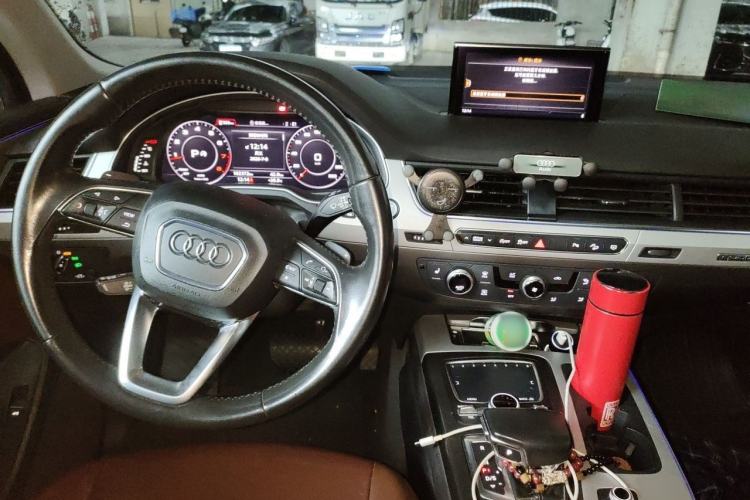 Used Audi Q7 2018 40 TFSI Comfort Model Center Console