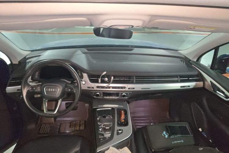 Used Audi Q7 2018 40 TFSI S line Sport Edition Center Console
