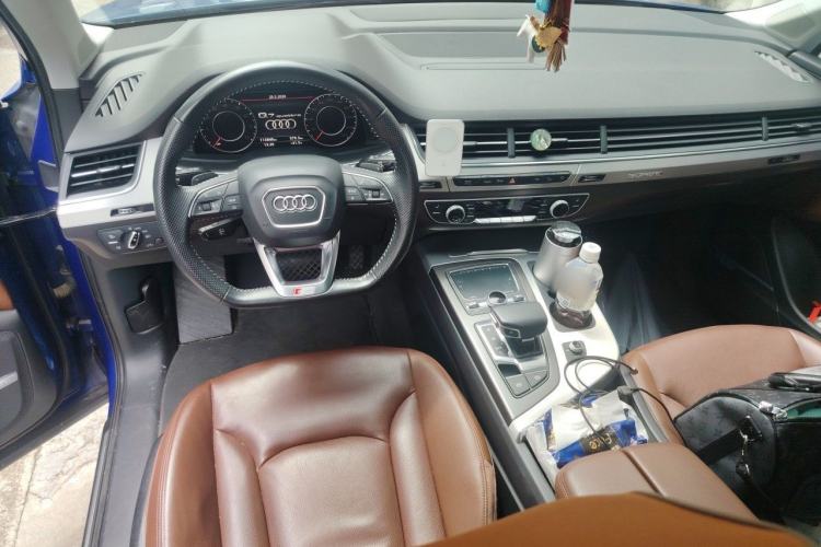 Used Audi Q7 2018 40 TFSI Comfort Model Center Console