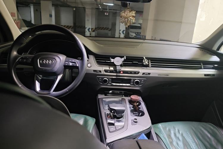 Used Audi Q7 2018 40 TFSI Comfort Model Center Console
