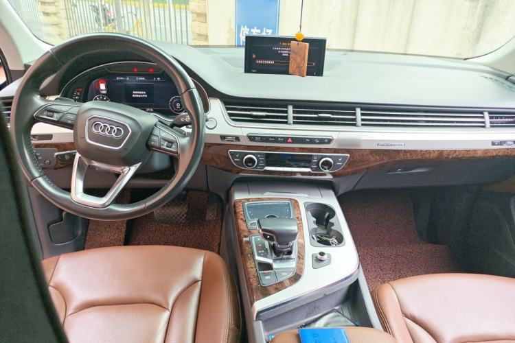 Used Audi Q7 2018 45 TFSI Technology Edition Center Console
