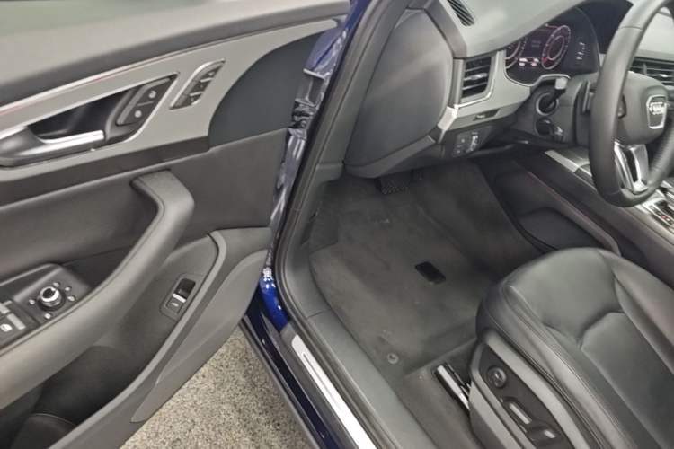 Used Audi Q7 2018 45 TFSI Technology Edition Driver Seat