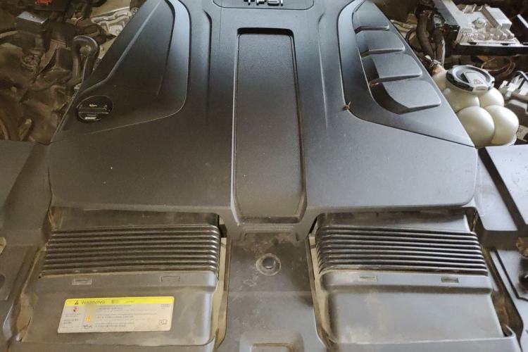 Used Audi Q7 2018 40 TFSI Comfort Model Engine Bay