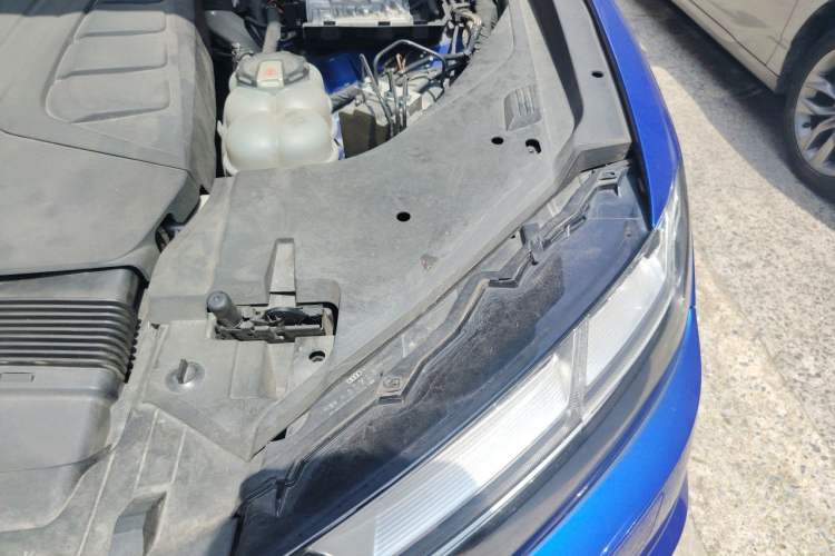 Used Audi Q7 2018 40 TFSI Comfort Model Engine Bay Left