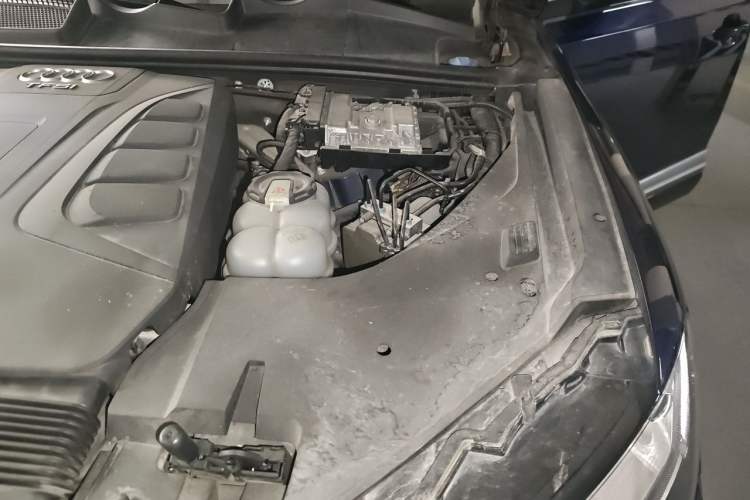 Used Audi Q7 2018 40 TFSI Comfort Model Engine Bay Left