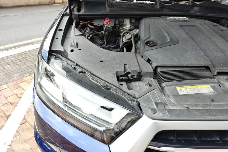 Used Audi Q7 2018 40 TFSI Comfort Model Engine Bay Right