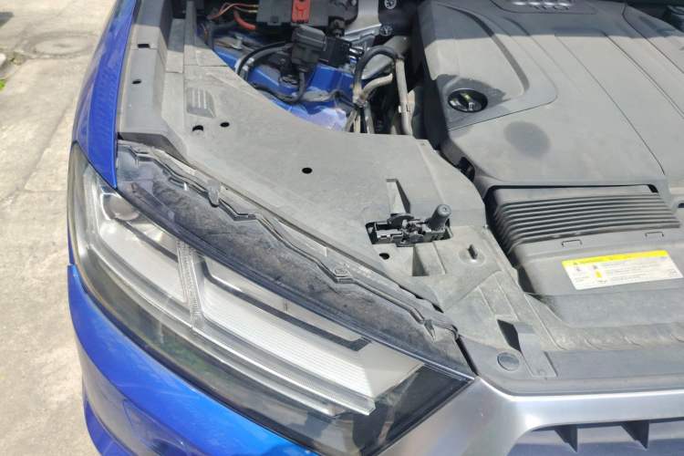 Used Audi Q7 2018 40 TFSI Comfort Model Engine Bay Right