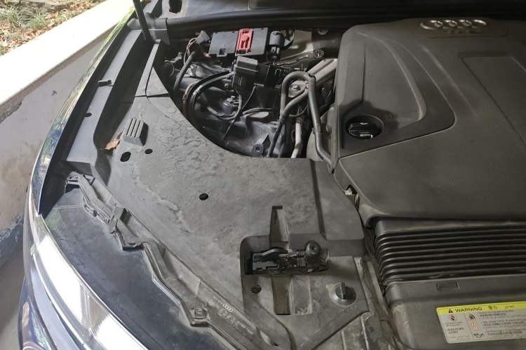 Used Audi Q7 2018 40 TFSI Comfort Model Engine Bay Right