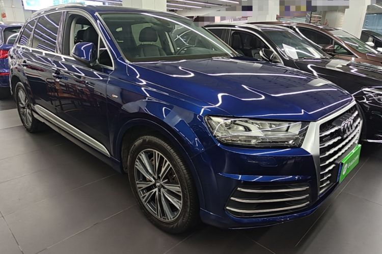 Used Audi Q7 2018 40 TFSI Comfort Model Front Right 45 Deg