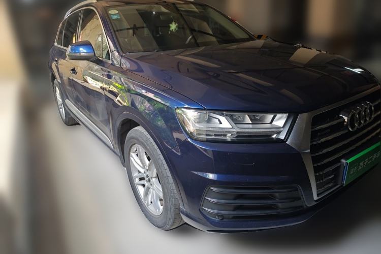 Used Audi Q7 2018 40 TFSI Comfort Model Front Right 45 Deg