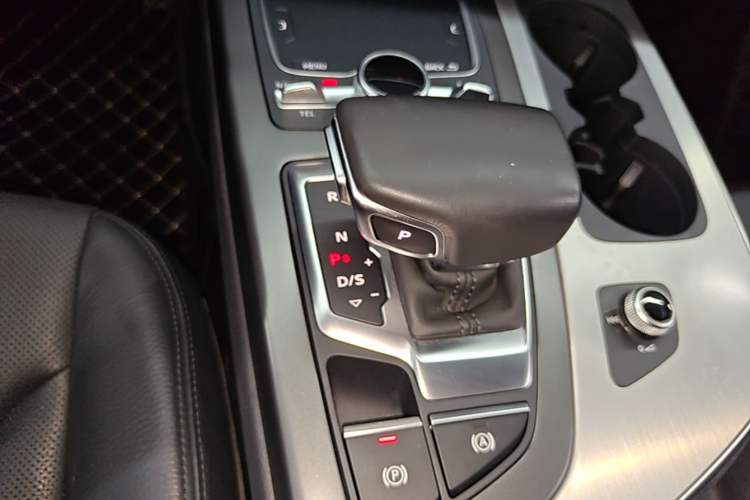 Used Audi Q7 2018 40 TFSI Comfort Model Gear Lever