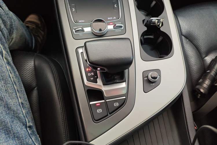 Used Audi Q7 2018 40 TFSI Comfort Model Gear Lever